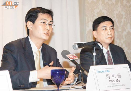 曾振国(右)生前与马化腾(左)参加腾讯新闻发布会