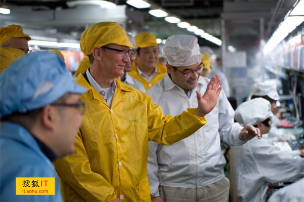 图为苹果公司CEO Tim Cook参观郑州富士康工厂