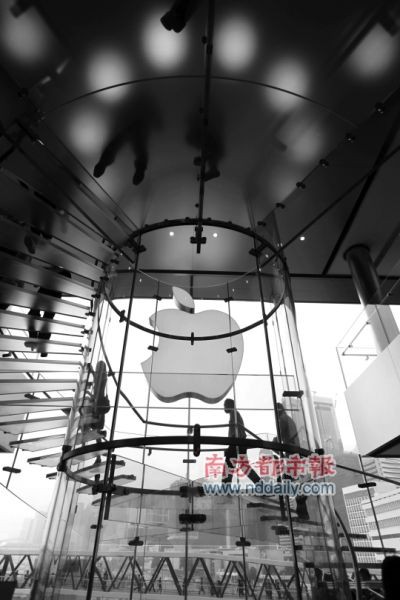 苹果香港直营店的玻璃楼梯，系乔布斯本人所设计。南都记者郭现中摄